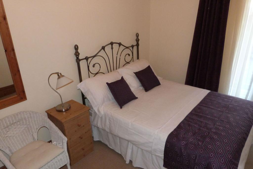 Hurst Dene Aparthotel Swansea Room photo